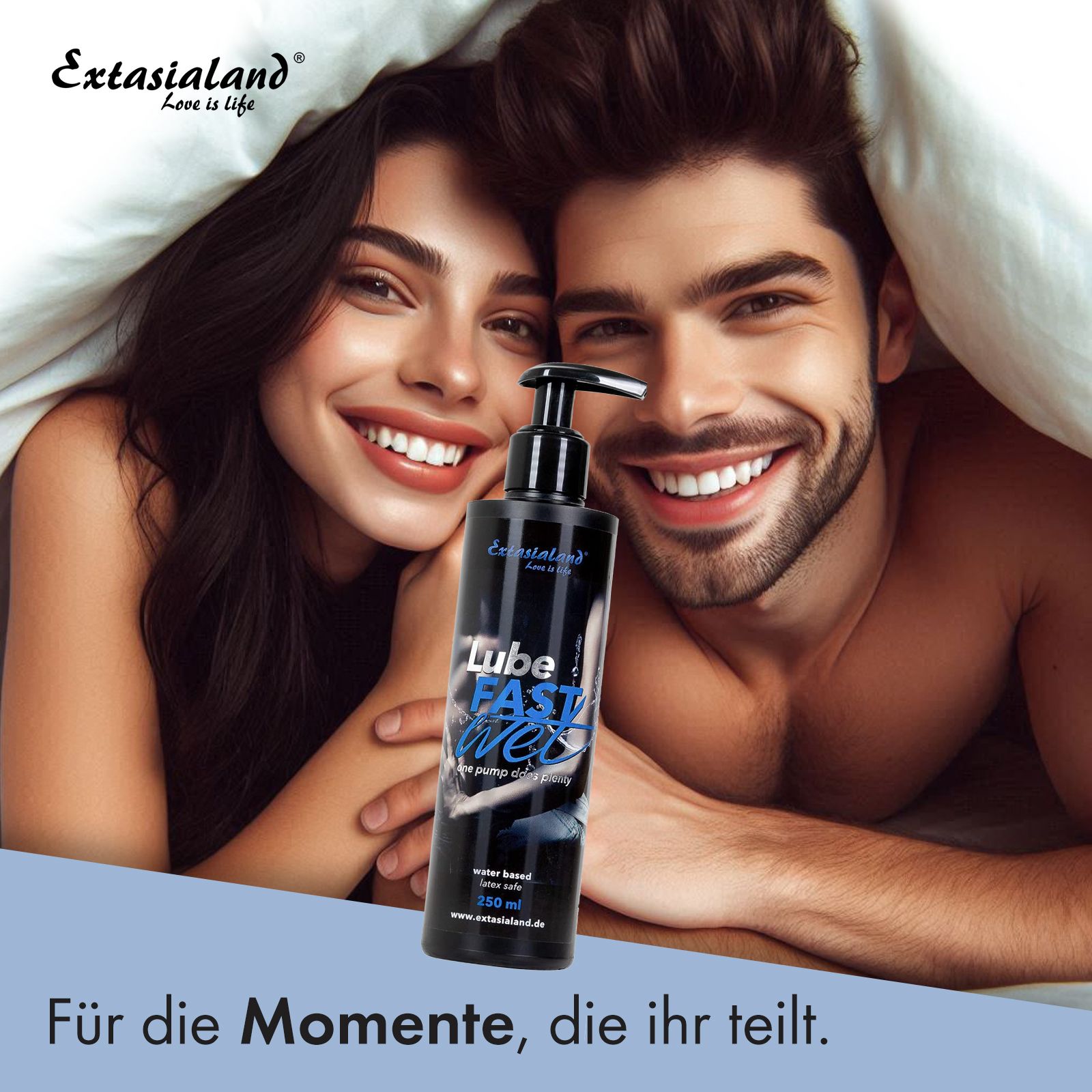 Schwarze Flasche mit Pumpe. Aufschrift: Lube Fast Wet. 250 ml. Wasserbasiert. Paar im Bett. Text: Für die Momente, die ihr teilt.