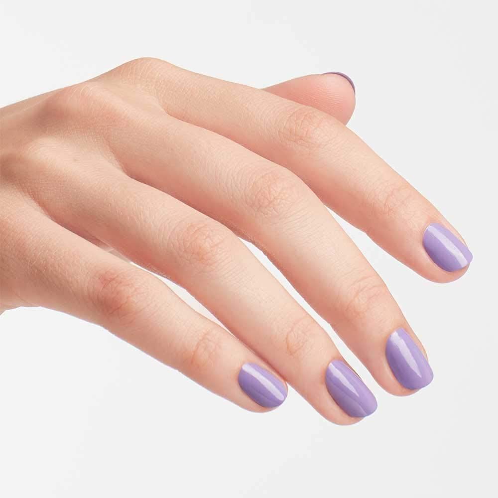 Hand mit lackierten Nägeln in hellem Lila. Die Nägel sind kurz und gleichmäßig lackiert.