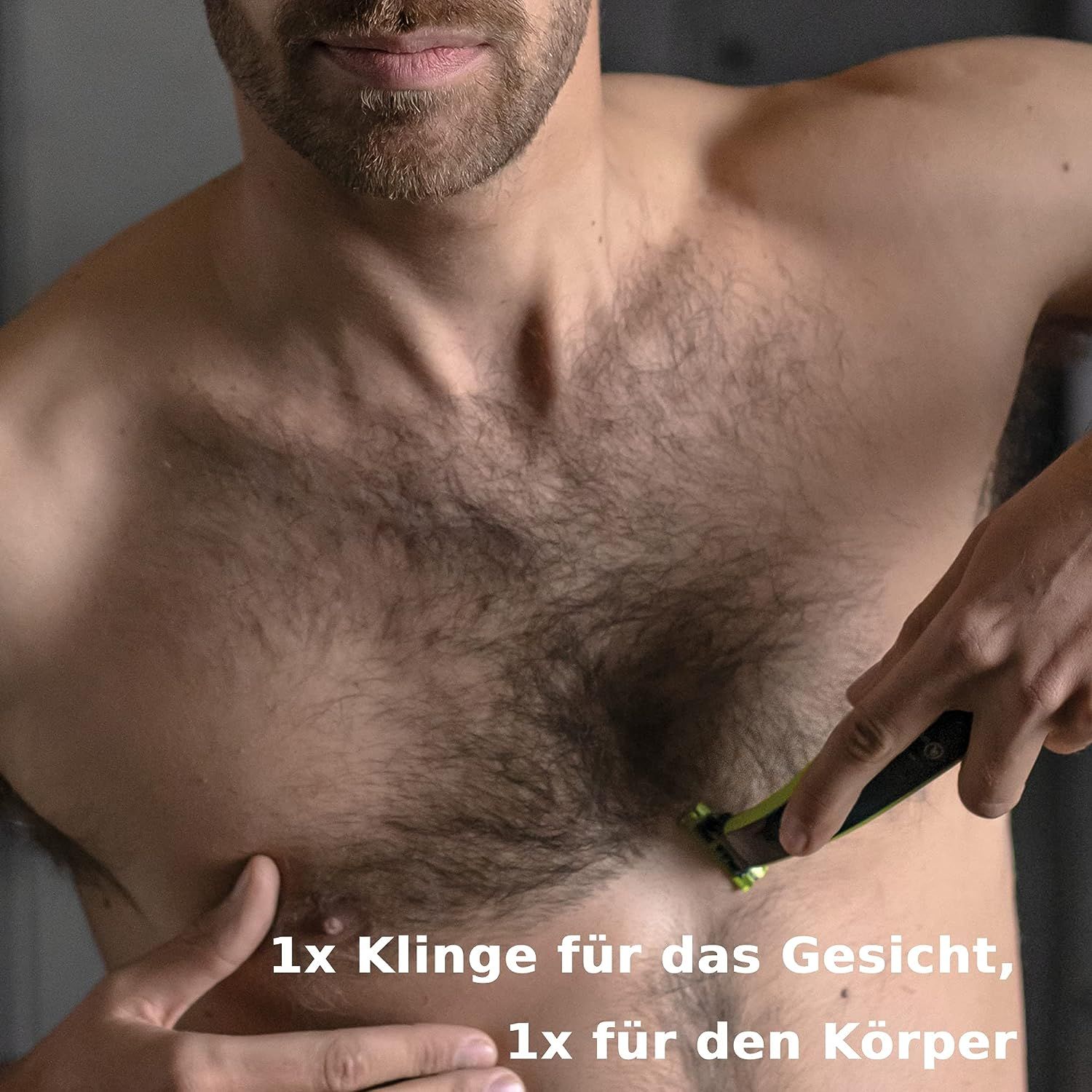 Mann rasiert Brusthaare mit elektrischem Rasierer. Gelb-schwarzes Gerät. Text: 1x Klinge für Gesicht, 1x für Körper.