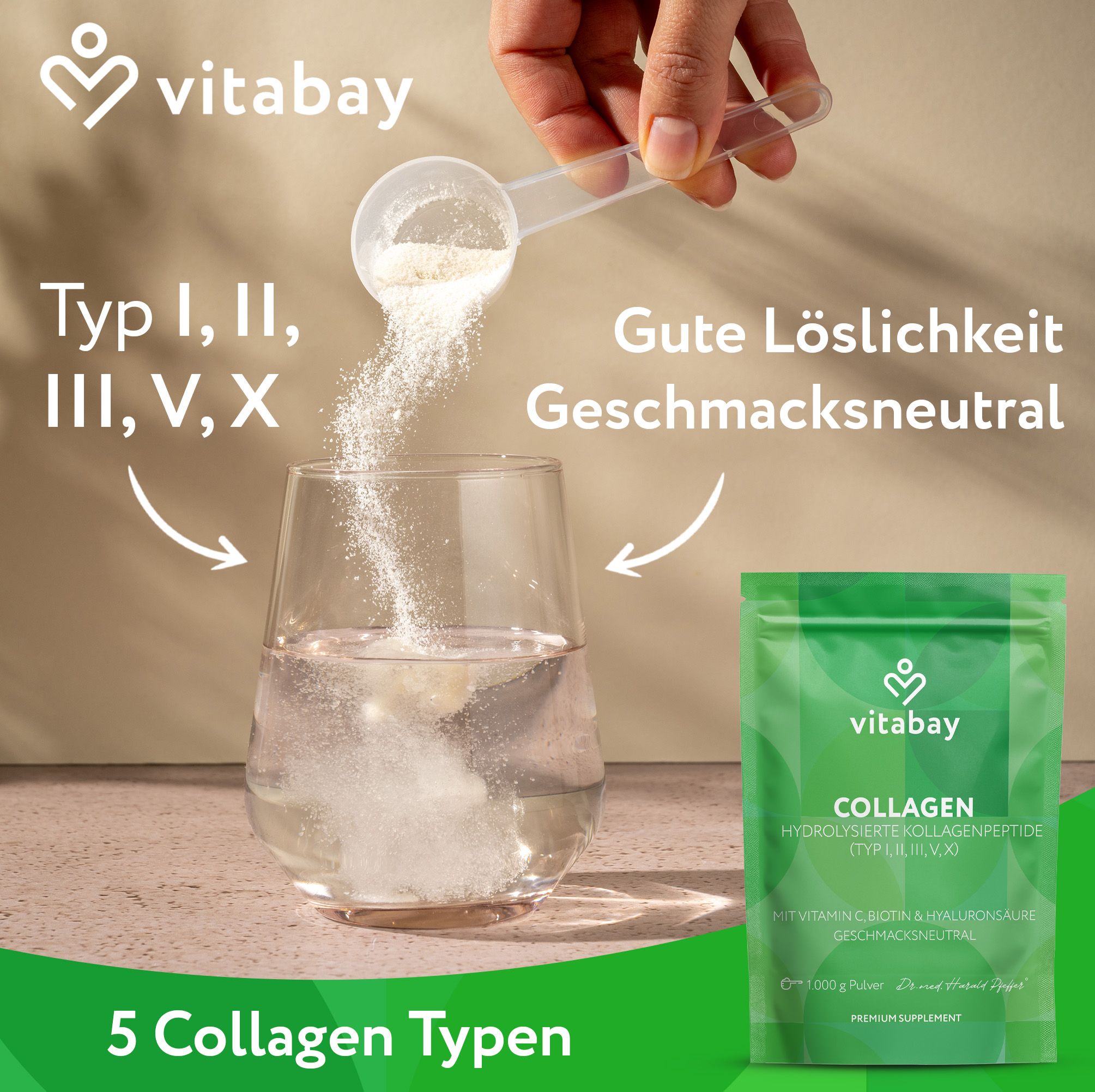 Person gießt Pulver in ein Glas Wasser. Daneben grüne Tüte mit Vitabay Collagen. Text: Typ I, II, III, V, X. Gute Löslichkeit.