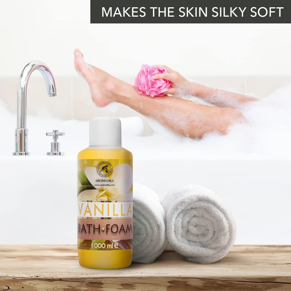 Gelbe Flasche mit weißem Deckel neben einer Frau in der Badewanne. Aufschrift: AROMATIKA, VANILLA BATH FOAM. Handtücher.