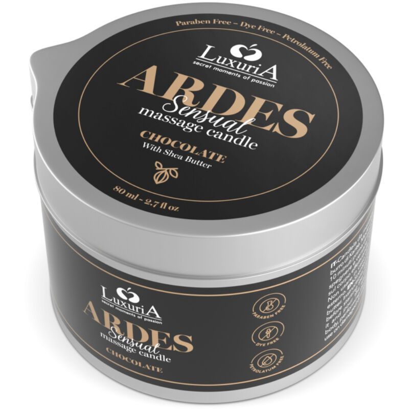 Massagekerze mit Deckel. Schwarzes Etikett mit Produktnamen und Logo. Aufschrift: With Shea Butter.