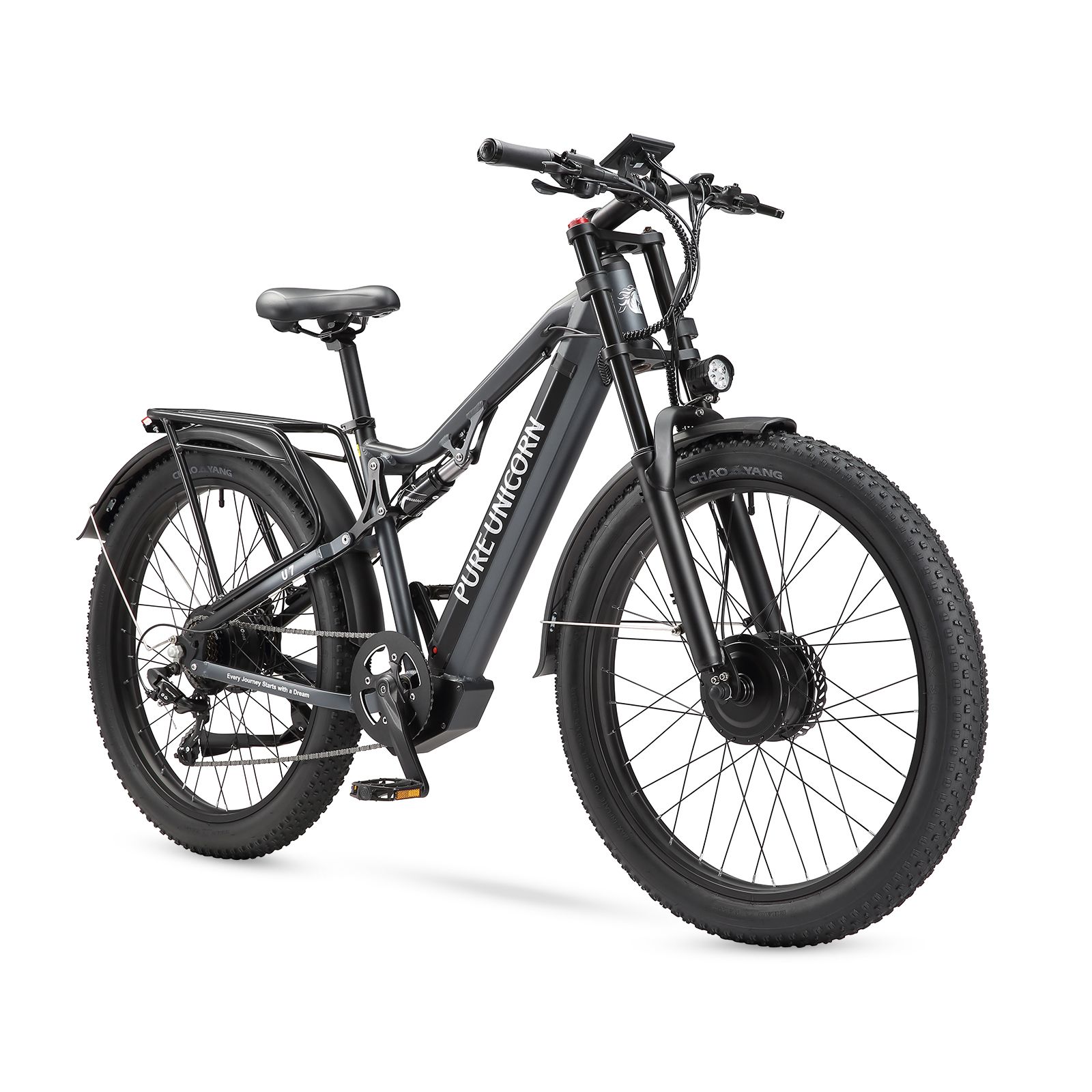Schwarzes E-Mountainbike Pure Unicorn U7. Große Reifen, Gepäckträger, Scheinwerfer und Schriftzug Pure Unicorn.