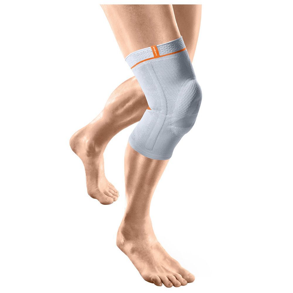 Kniebandage, hellgrau, mit orangefarbenen Akzenten. Am Bein getragen. Zeigt das Kniegelenk. Elastisches Material.