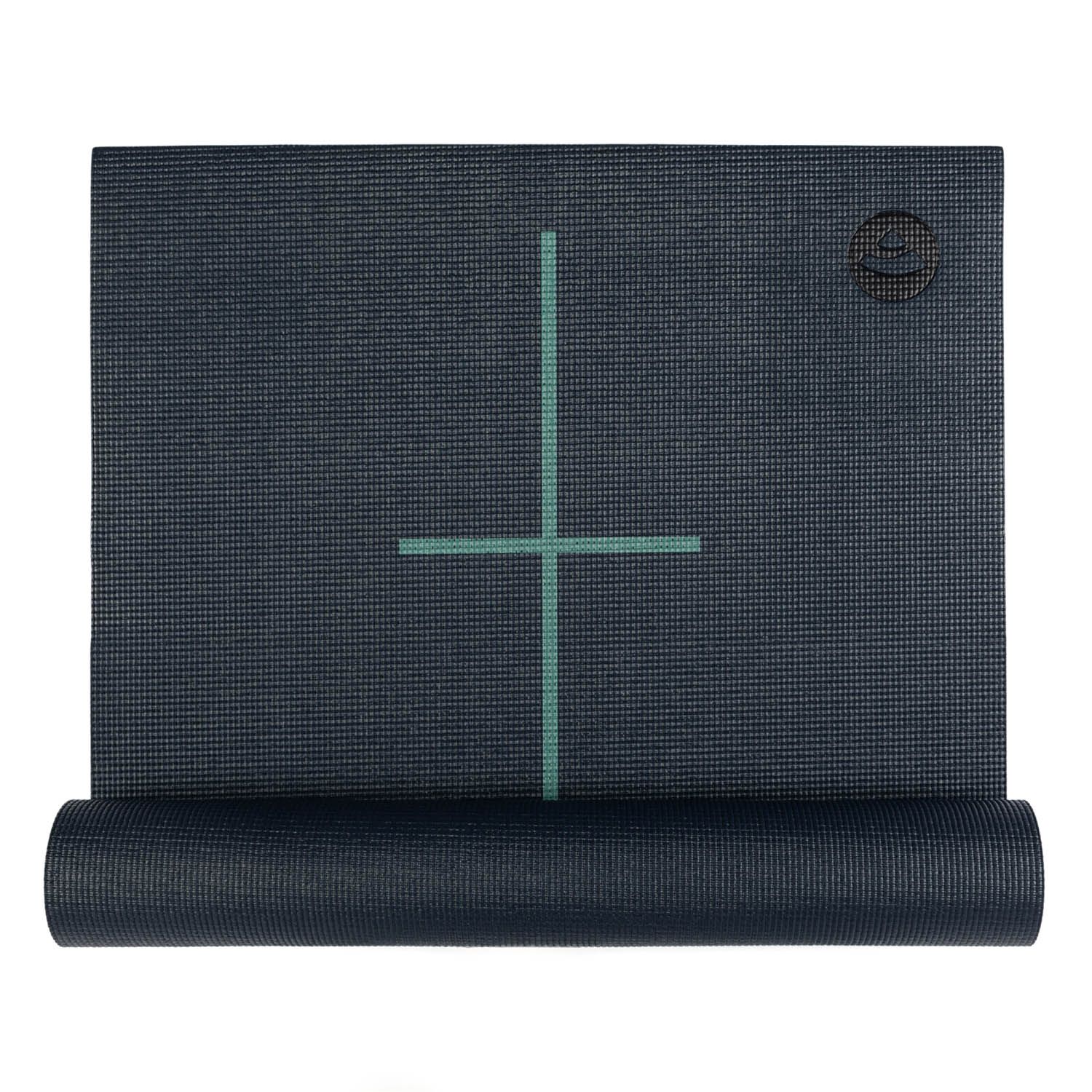 Gerollte Yogamatte in Dunkelblau mit Ausrichtungslinien. Oben rechts ein Logo. Auf weißem Hintergrund.
