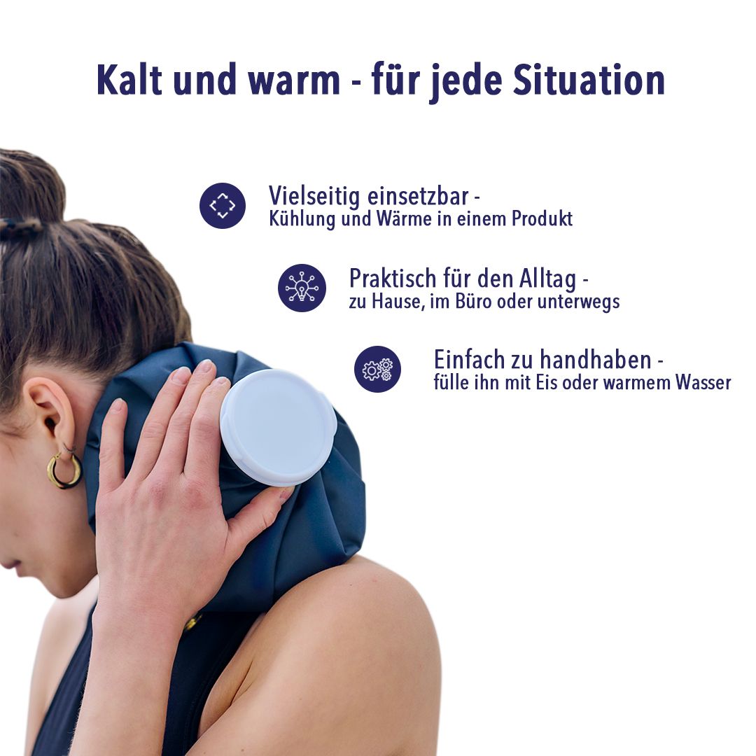 Mann mit Wärmflasche am Bein. Blaue Wärmflasche mit weißem Verschluss.