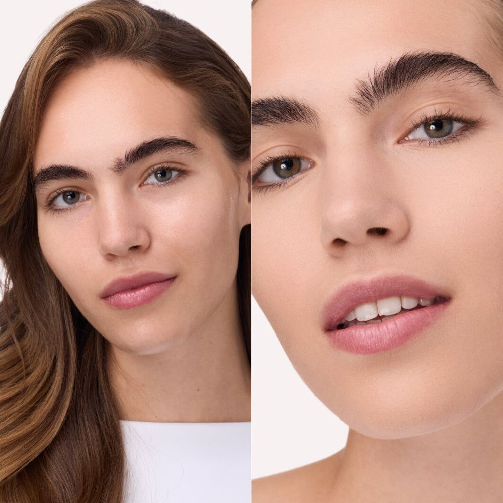 Zweiteiliges Bild. Links: Frau mit ungeschminktem Gesicht. Rechts: Frau mit geschminktem Gesicht, vermutlich mit Puder.
