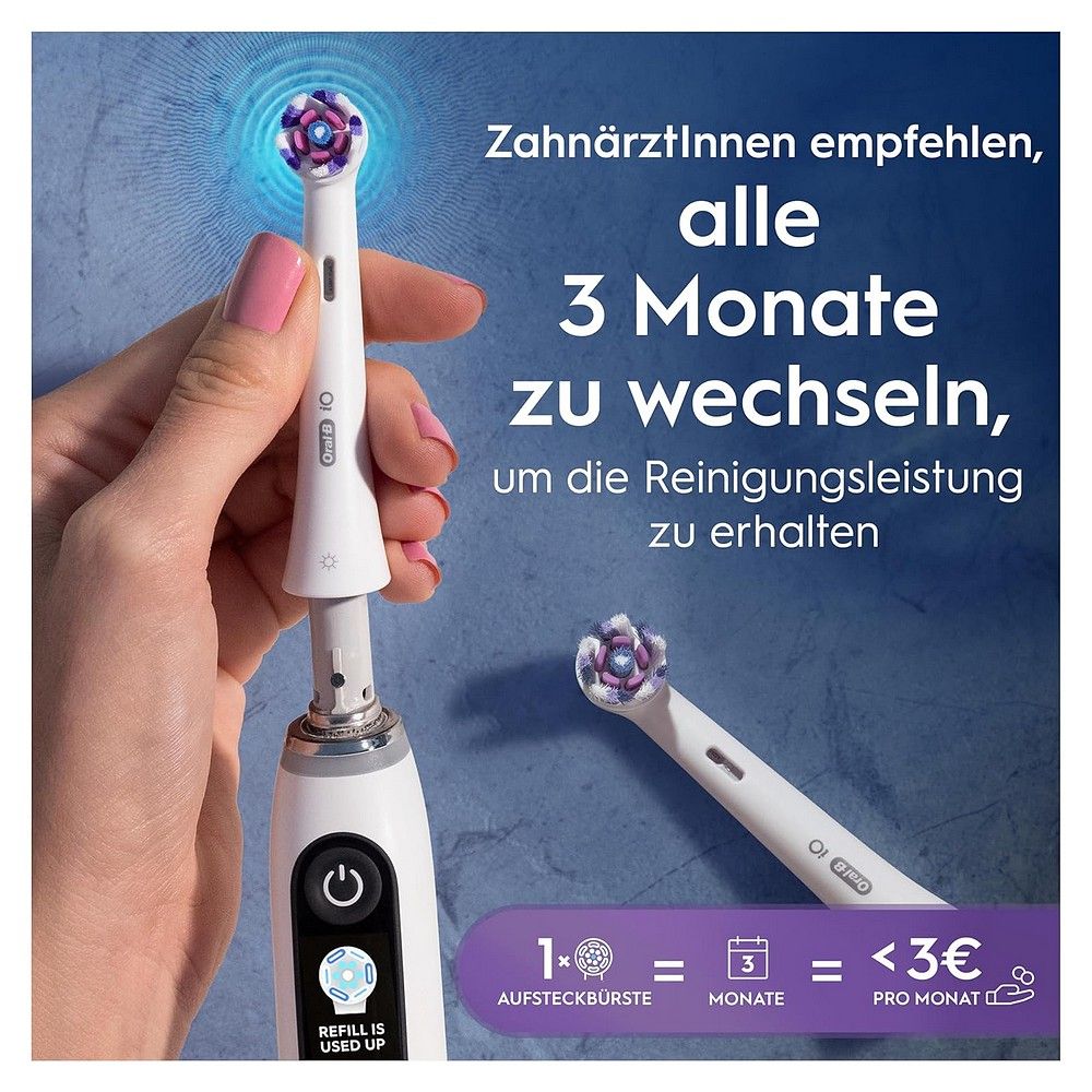 Hand hält Oral-B iO Zahnbürste mit wechselbarem Bürstenkopf.