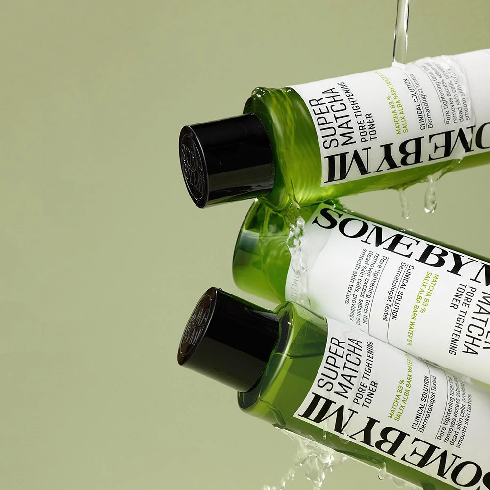 Drei grüne Flaschen mit schwarzem Deckel. Wasser fließt über die Flaschen. Aufschrift: SUPER MATCHA PORE TIGHTENING TONER.
