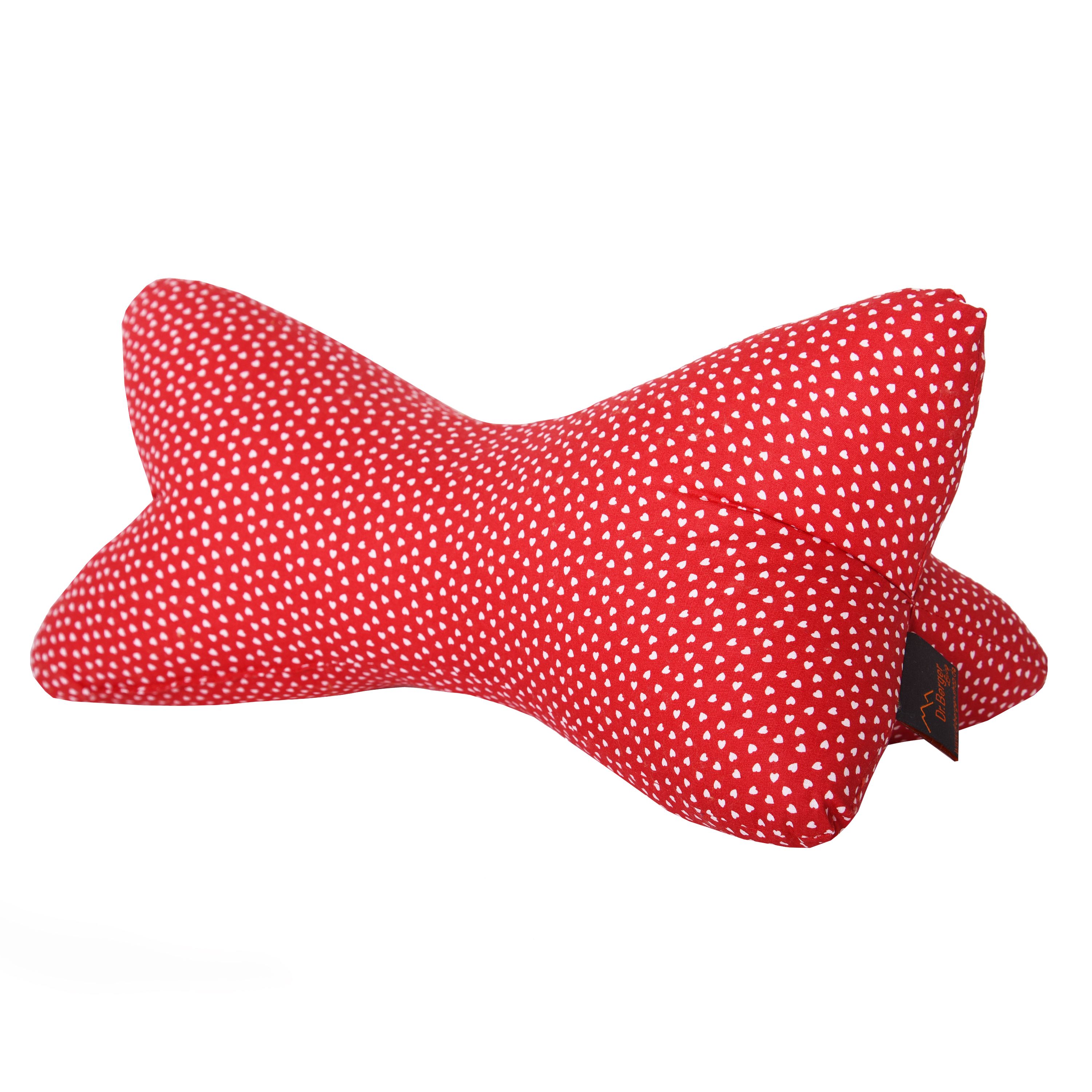 Rotes Kissen in Knochenform mit weißen Herzchen. Auf der Seite ein Etikett. Wellness-Produkt.