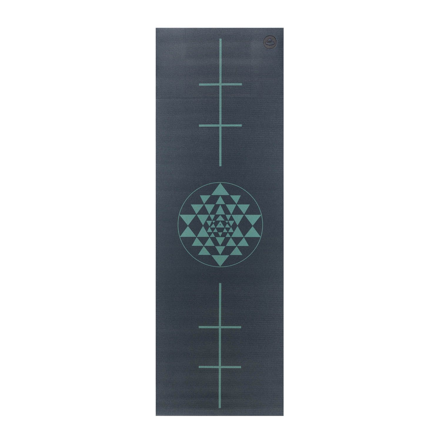 Dunkelblaue Yogamatte mit Ausrichtungslinien und Yantra-Muster. Rechteckig, mit grünen geometrischen Mustern.