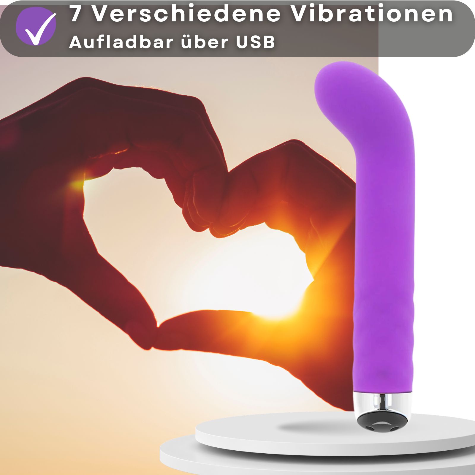 Lila Vibrator. Text: 7 Vibrationen, USB-Aufladung. Hände formen Herz. Auf Podest.