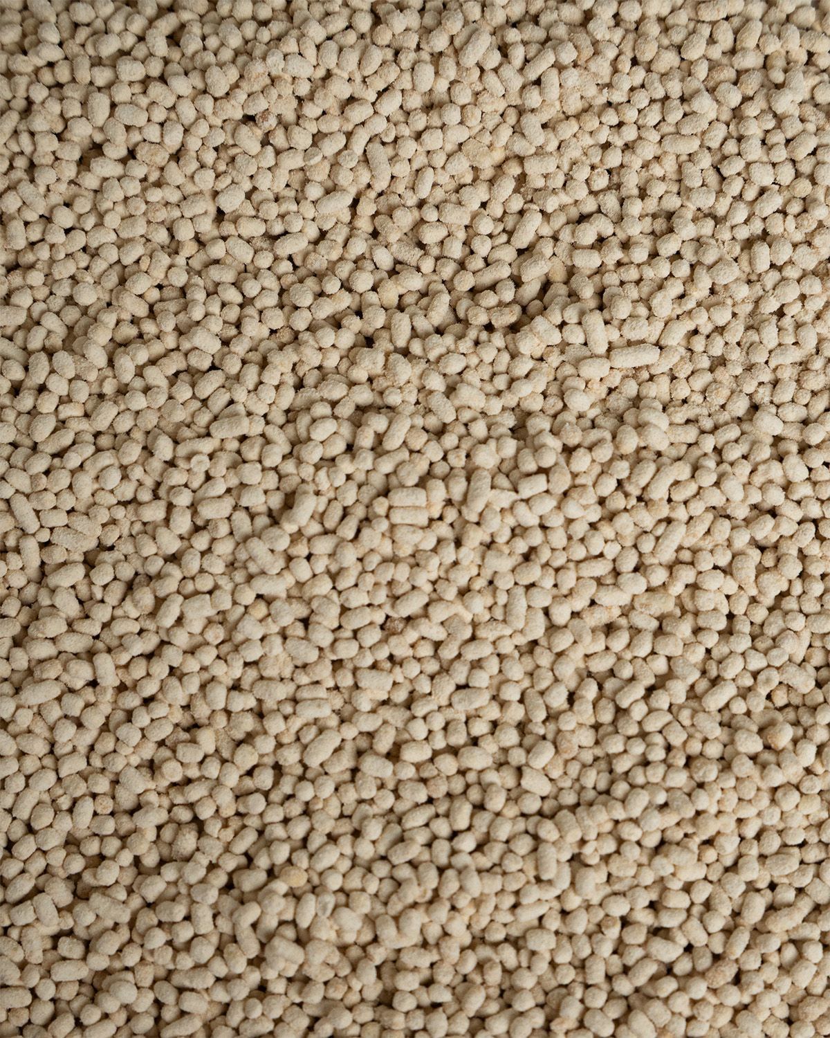 Nahaufnahme von hellgelbem Soja Lecithin Granulat.