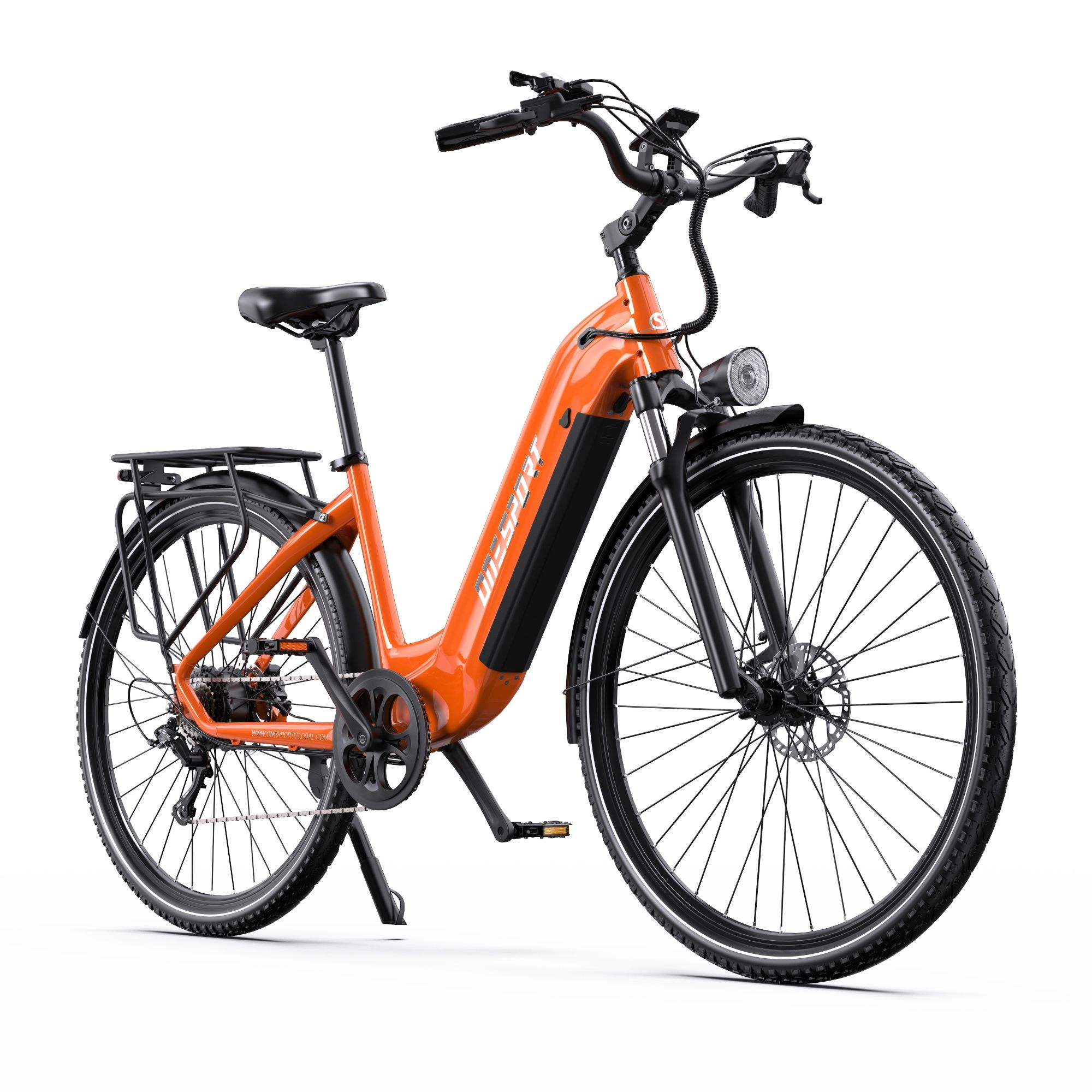 Orangefarbenes Elektrofahrrad mit schwarzen Reifen und Details. Gepäckträger hinten, Scheinwerfer vorne. Marke: Onesport.