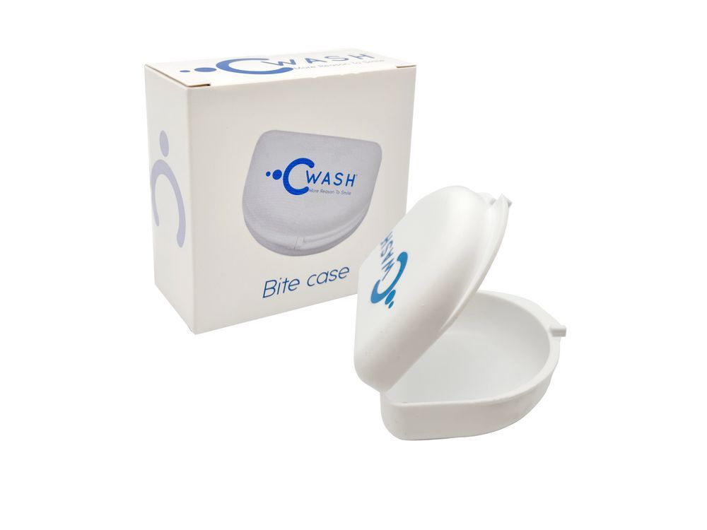 Weiße, ovale Schienenbox mit blauem "C-WASH"-Logo. Geöffnete Box neben Verpackung mit Logo und "Bite case"-Schriftzug.