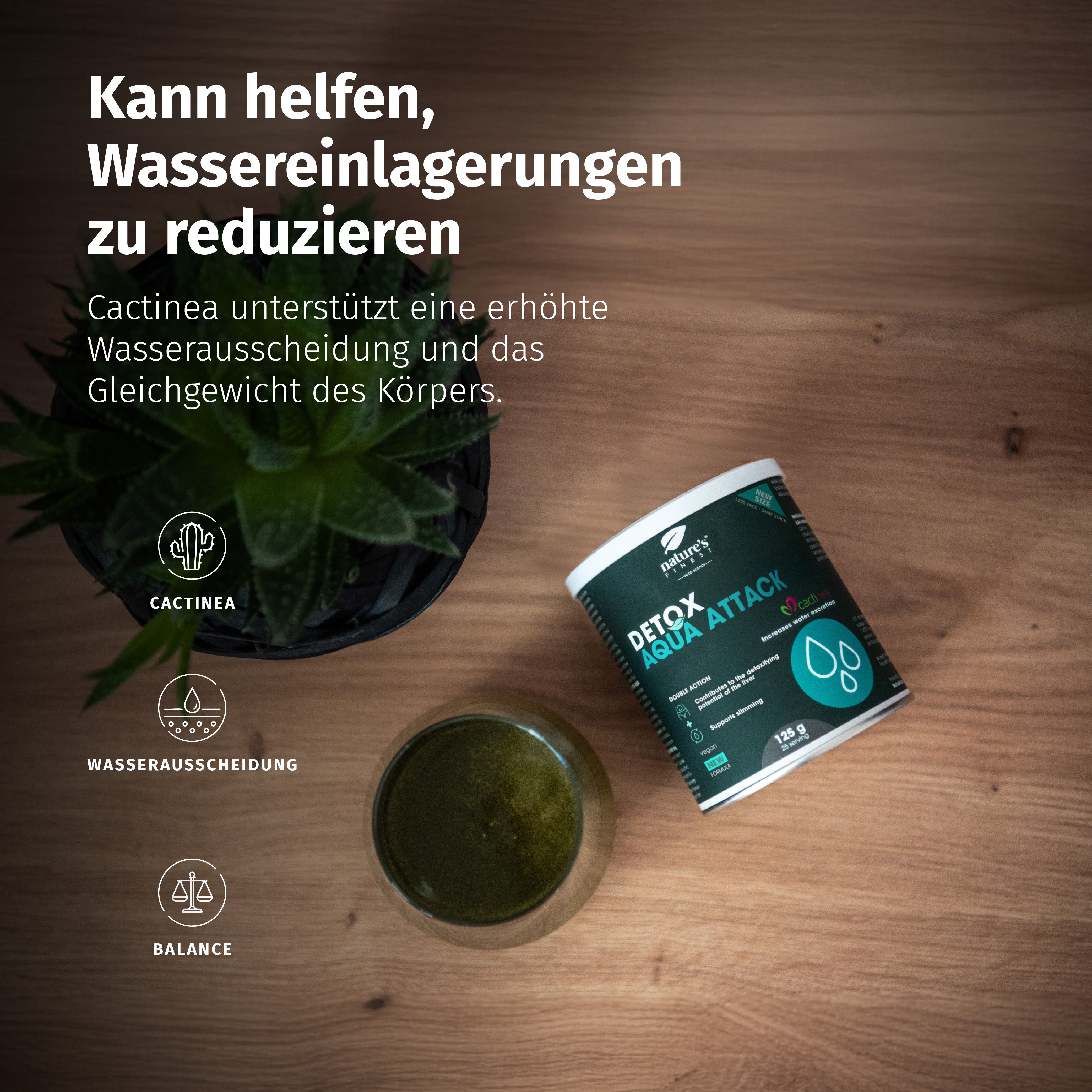 Dose Detox Aqua Attack neben Glas mit grünem Getränk und Pflanze.