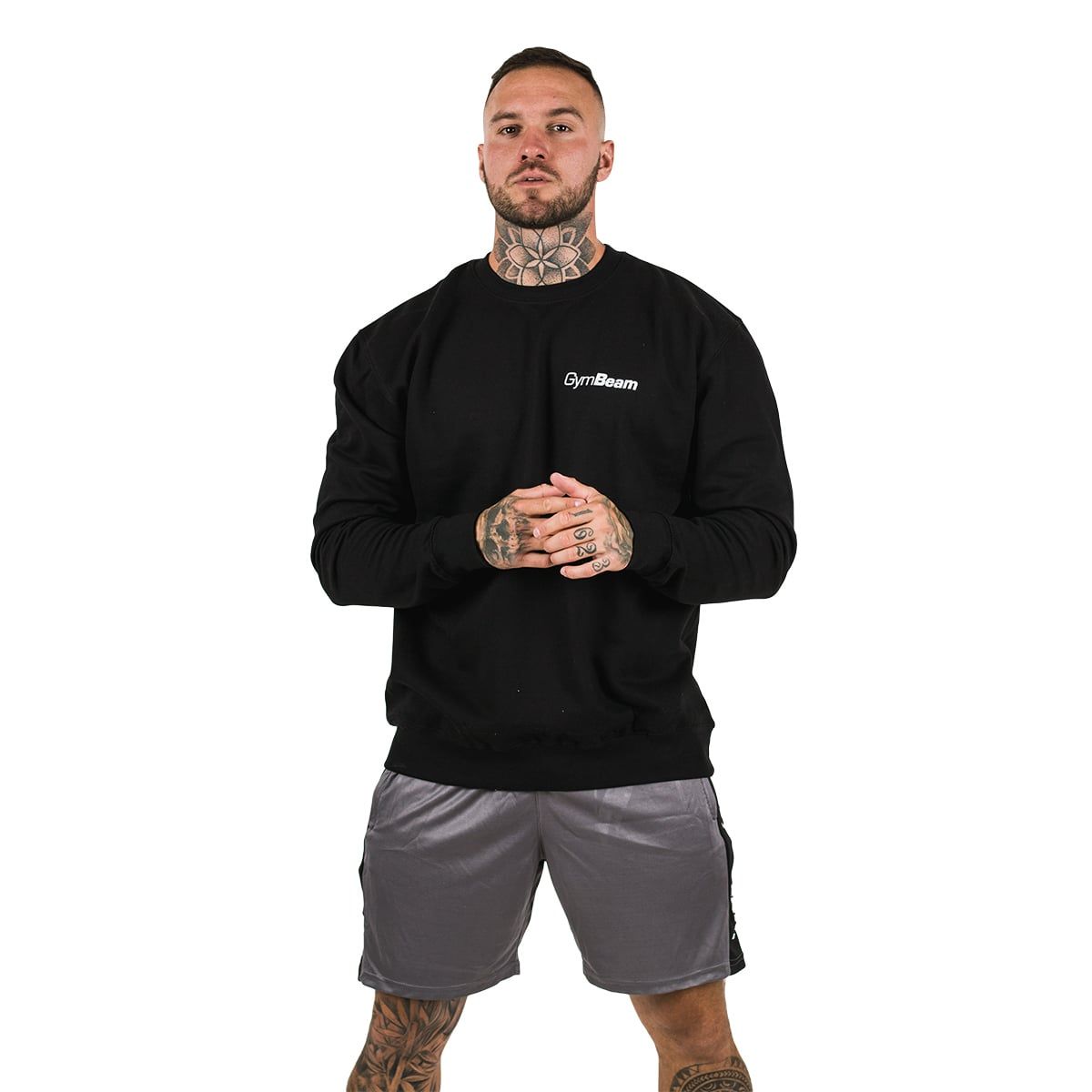 Mann in schwarzem GymBeam Herren Sweatshirt PRO und grauer Trainingshose, Frontansicht.