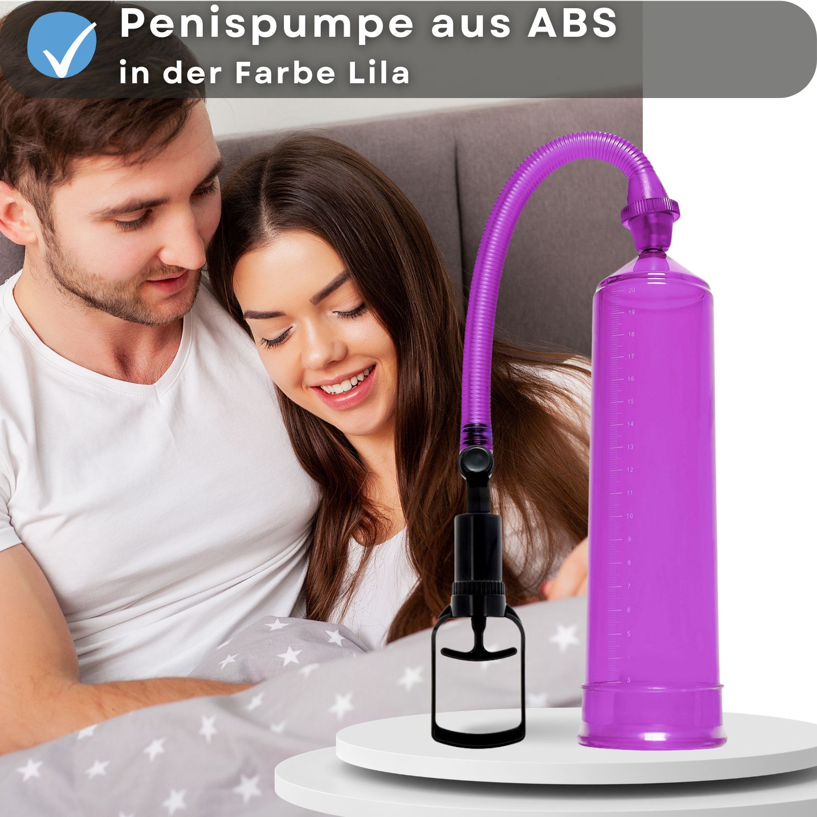 Penispumpe, lila, mit Pumpgriff und Schlauch. Zylinder mit Messskala. Schwarzer Griff. Paar im Bett.