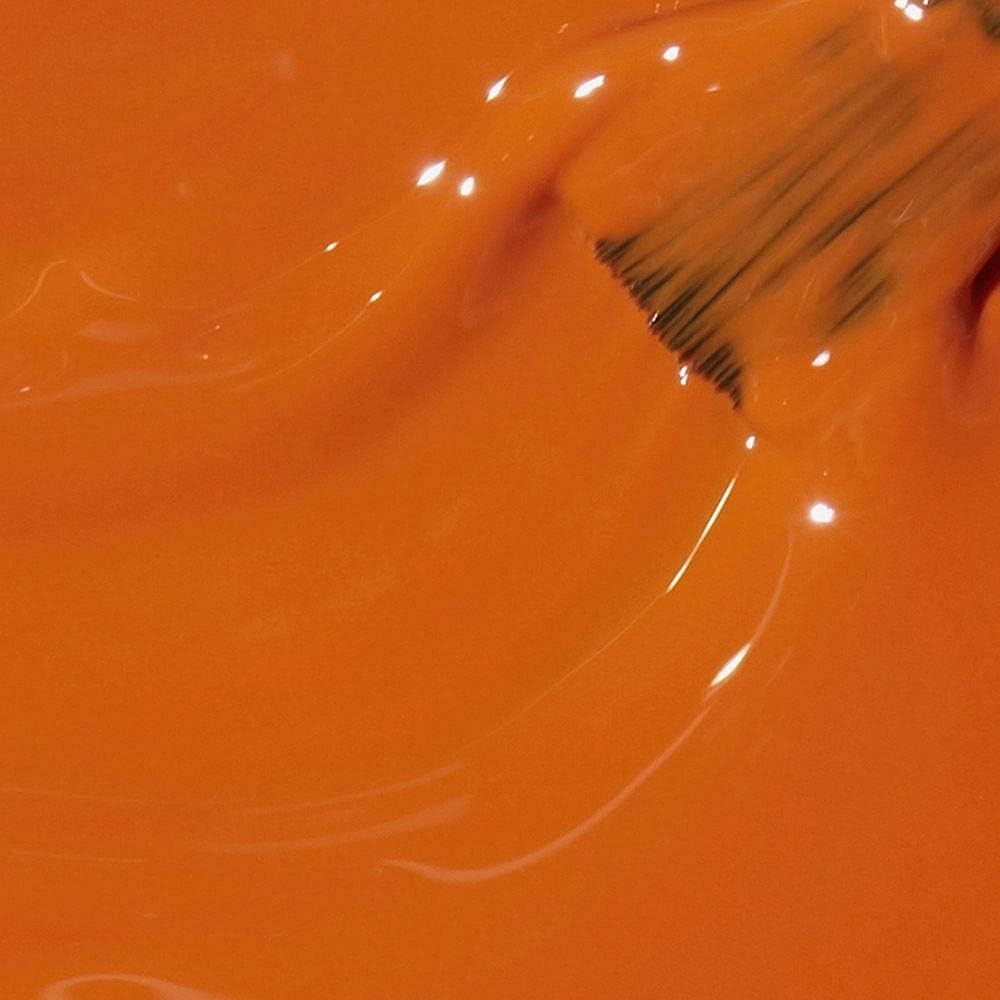 Nahaufnahme von orangefarbenem Nagellack mit Pinsel. Glänzende Oberfläche.