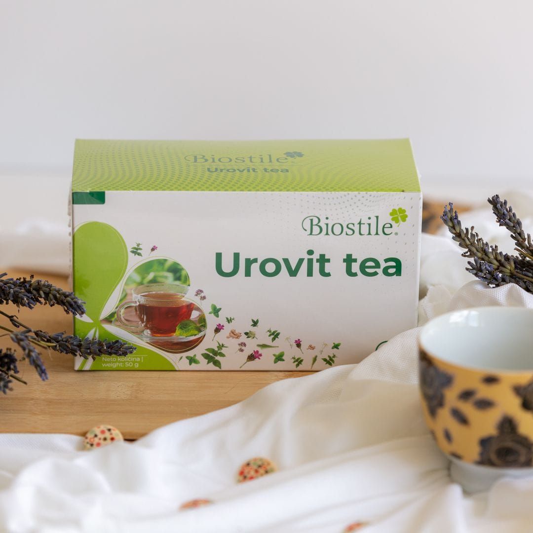 Schachtel mit Biostile Urovit Tee. Grün-weißes Design, Produktname deutlich sichtbar. Teebeutel-Abbildung.