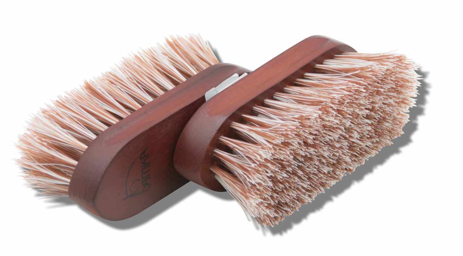 Zwei Wurzelbürsten mit Holzgriff und hellen Borsten. Die Bürsten sind leicht schräg angeordnet.