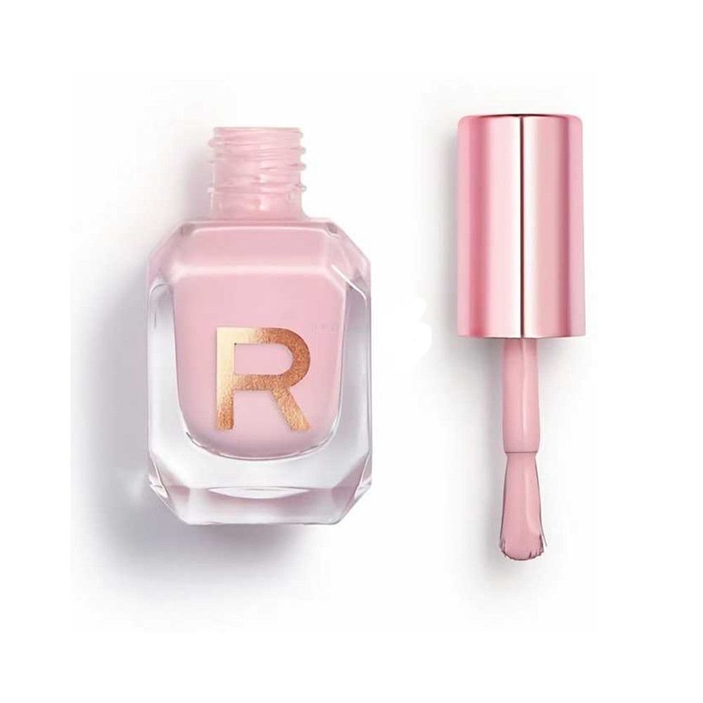 Ein Fläschchen hellrosa Nagellack mit einem goldenen 'R'-Logo und einem separaten Pinsel.