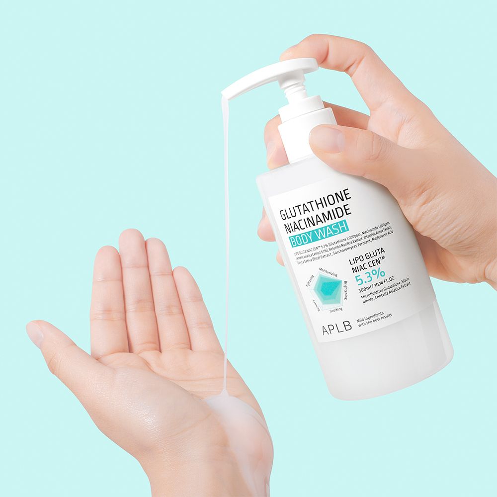 Hand drückt auf die Pumpe eines APLB Glutathione Niacinamide Body Wash Spenders.