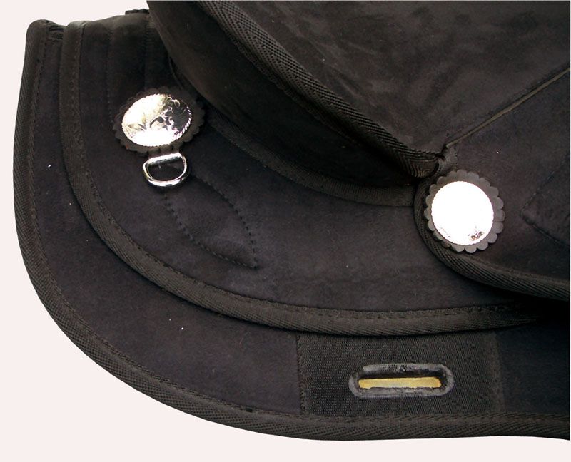 Nahaufnahme eines schwarzen Westernsattels. Silberne Verzierungen, Details. Leder.