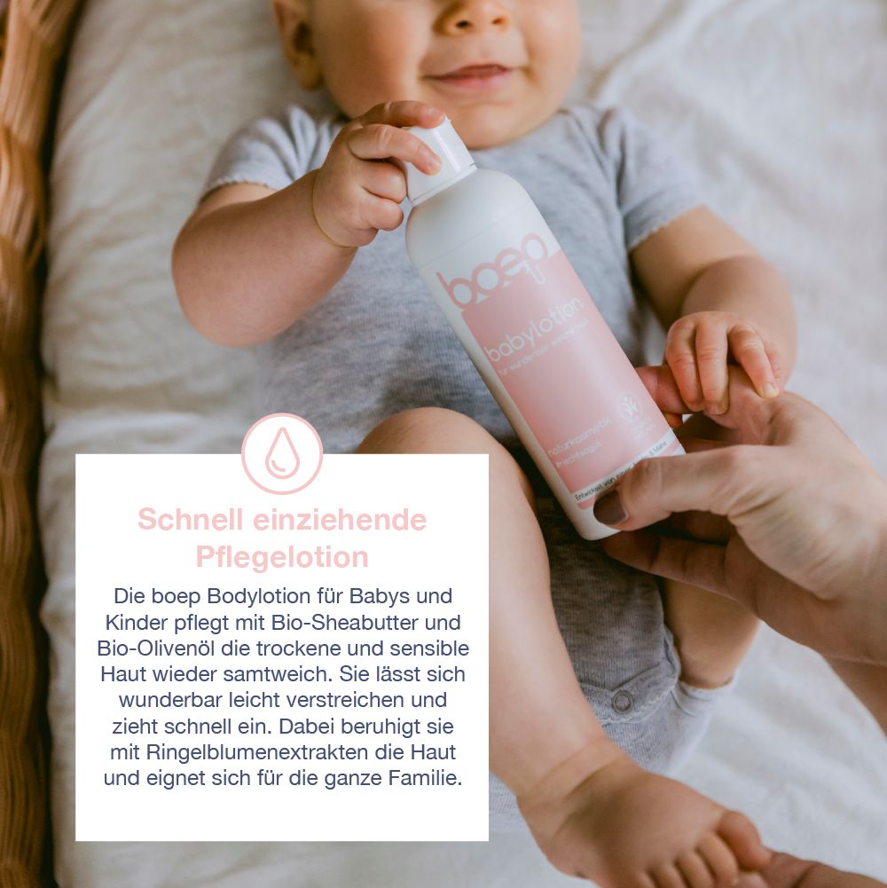 Baby hält Flasche Bodylotion. Flasche mit rosa Etikett, Text: boep baby lotion. Hände halten Babyfüße. Text: Schnell einziehende Pflegelotion.