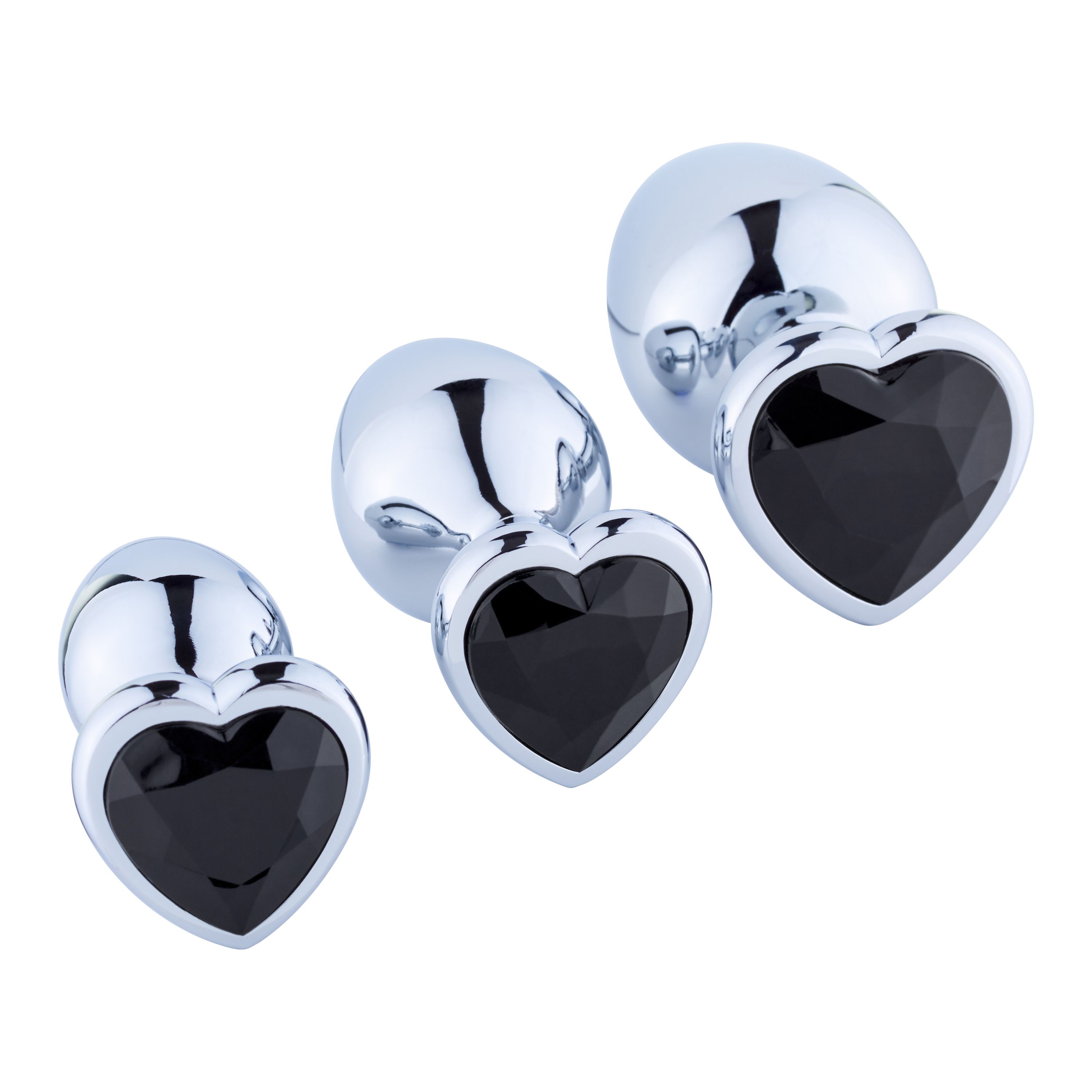 Drei Anal-Plugs mit schwarzen herzförmigen Schmucksteinen. Glänzende Oberfläche, unterschiedliche Größen.