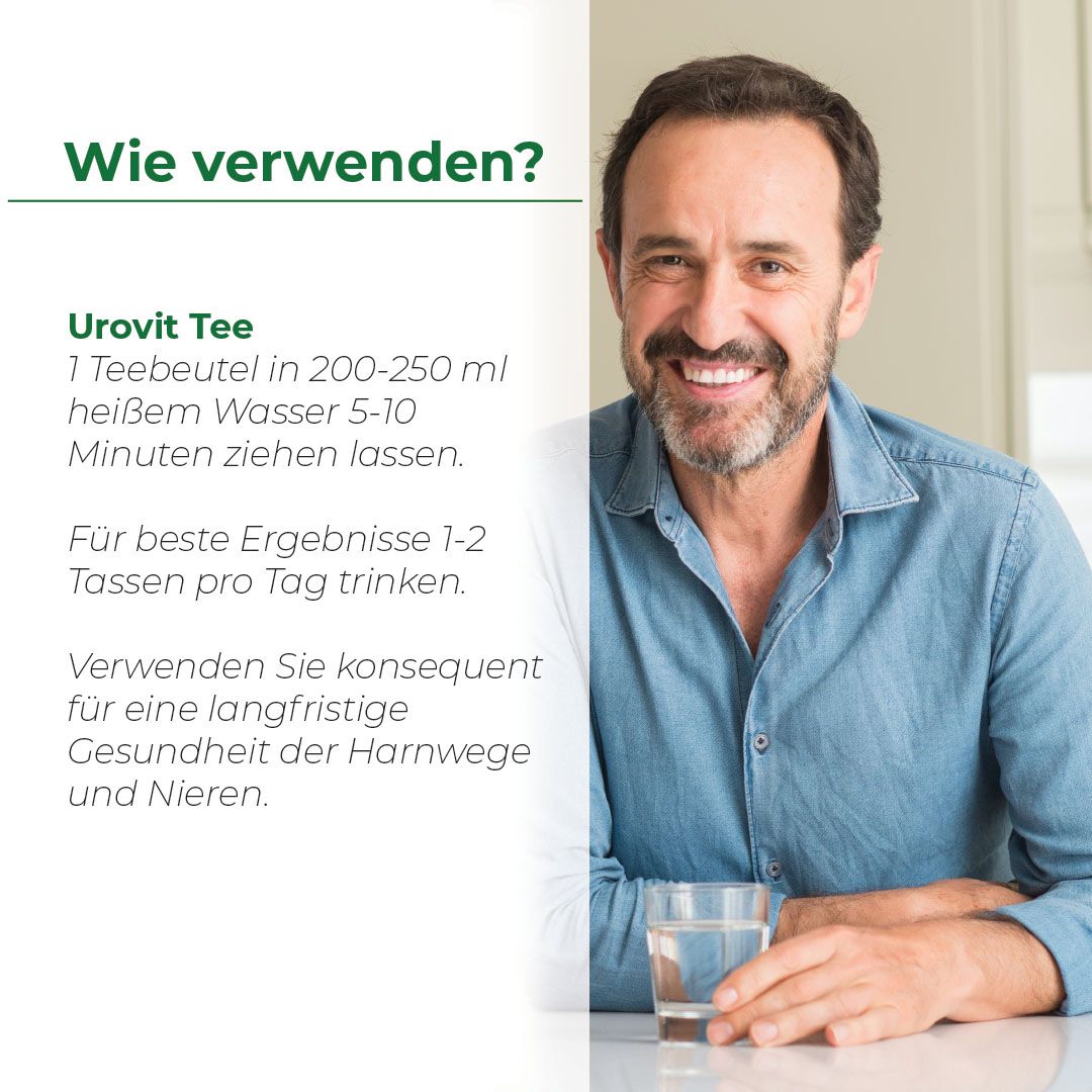 Mann hält Glas Wasser. Text: Urovit Tee, 1 Teebeutel in heißem Wasser ziehen lassen. Für beste Ergebnisse 1-2 Tassen pro Tag.