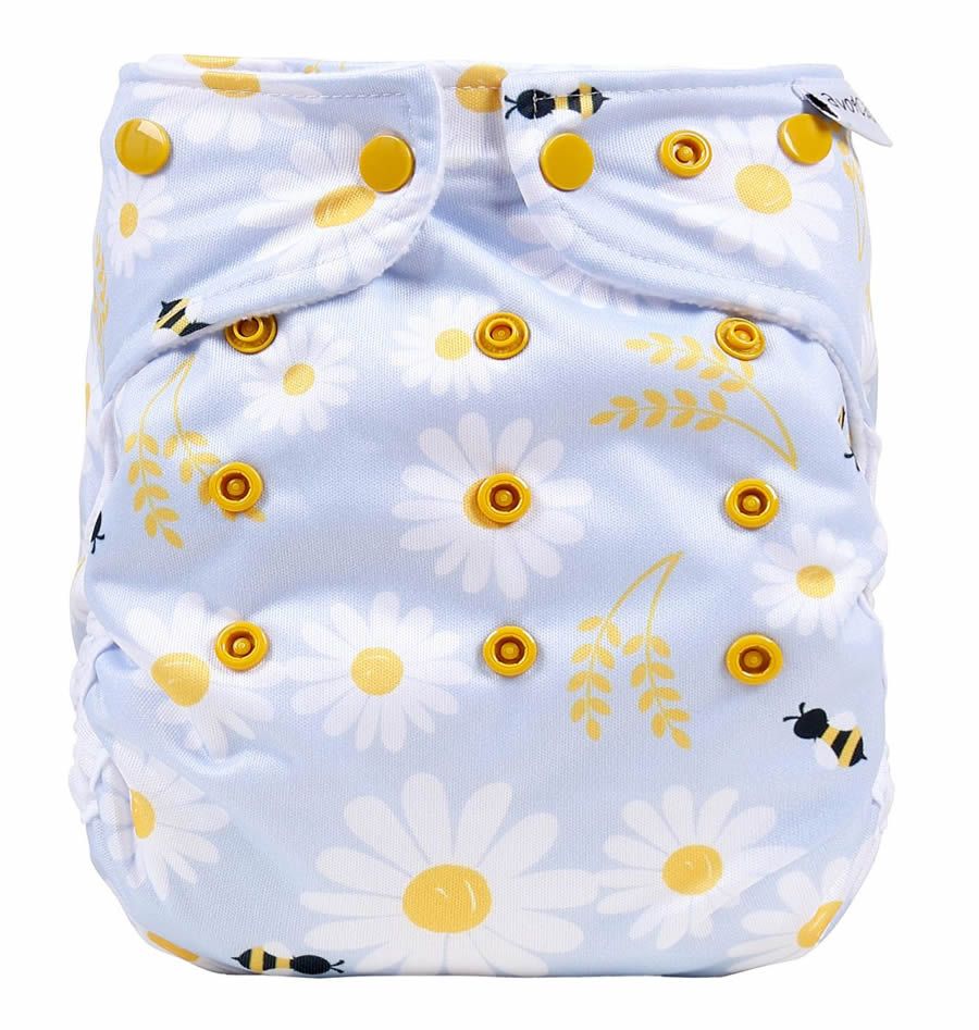 Hellblaue Stoffwindel mit gelben Druckknöpfen. Muster: Gänseblümchen, Ähren und Bienen. Onesize-Windel.