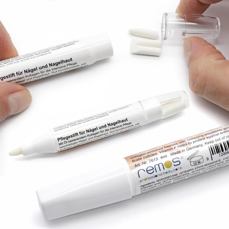 Drei weiße Stifte mit Ersatzspitzen und einer transparenten Kappe. Aufschrift: remos. Produktname: Pflegestift für Nägel und Nagelhaut.