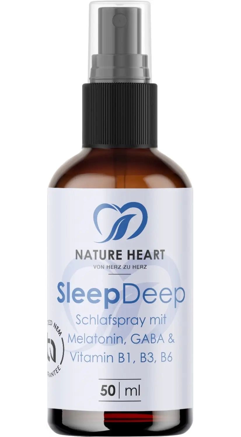Braune Glasflasche mit Sprühkopf. Etikett mit "SleepDeep", "Melatonin, GABA & Vitamin B1, B3, B6" und "50 ml".