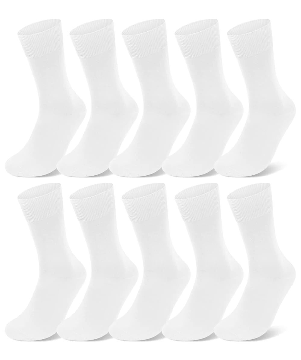 Elf weiße Socken, in einer Reihe angeordnet. Glatte, einfarbige Socken mit geripptem Bündchen.