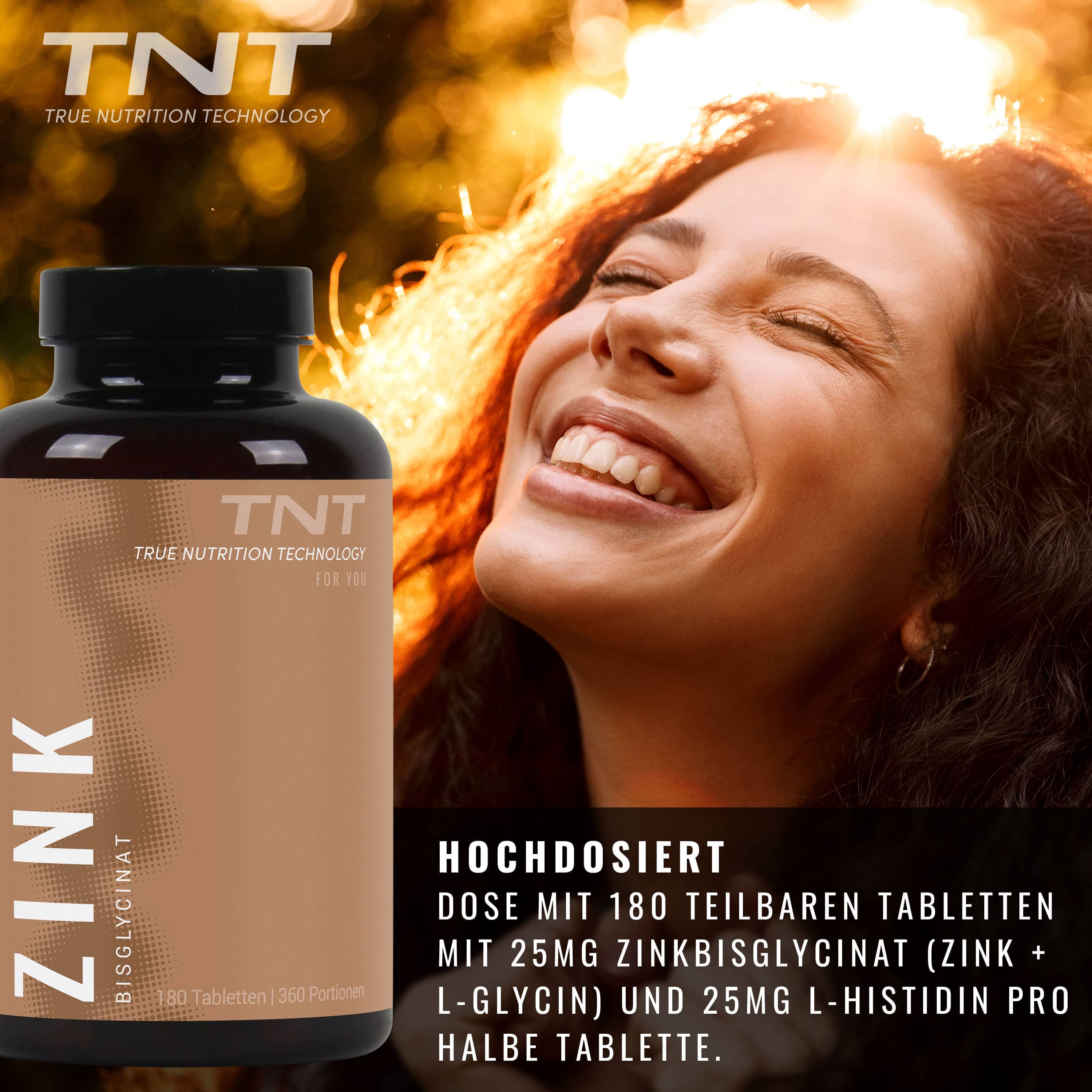 Frau lächelt neben brauner Flasche mit schwarzem Deckel. Aufschrift ZINK und Bisglycinat.