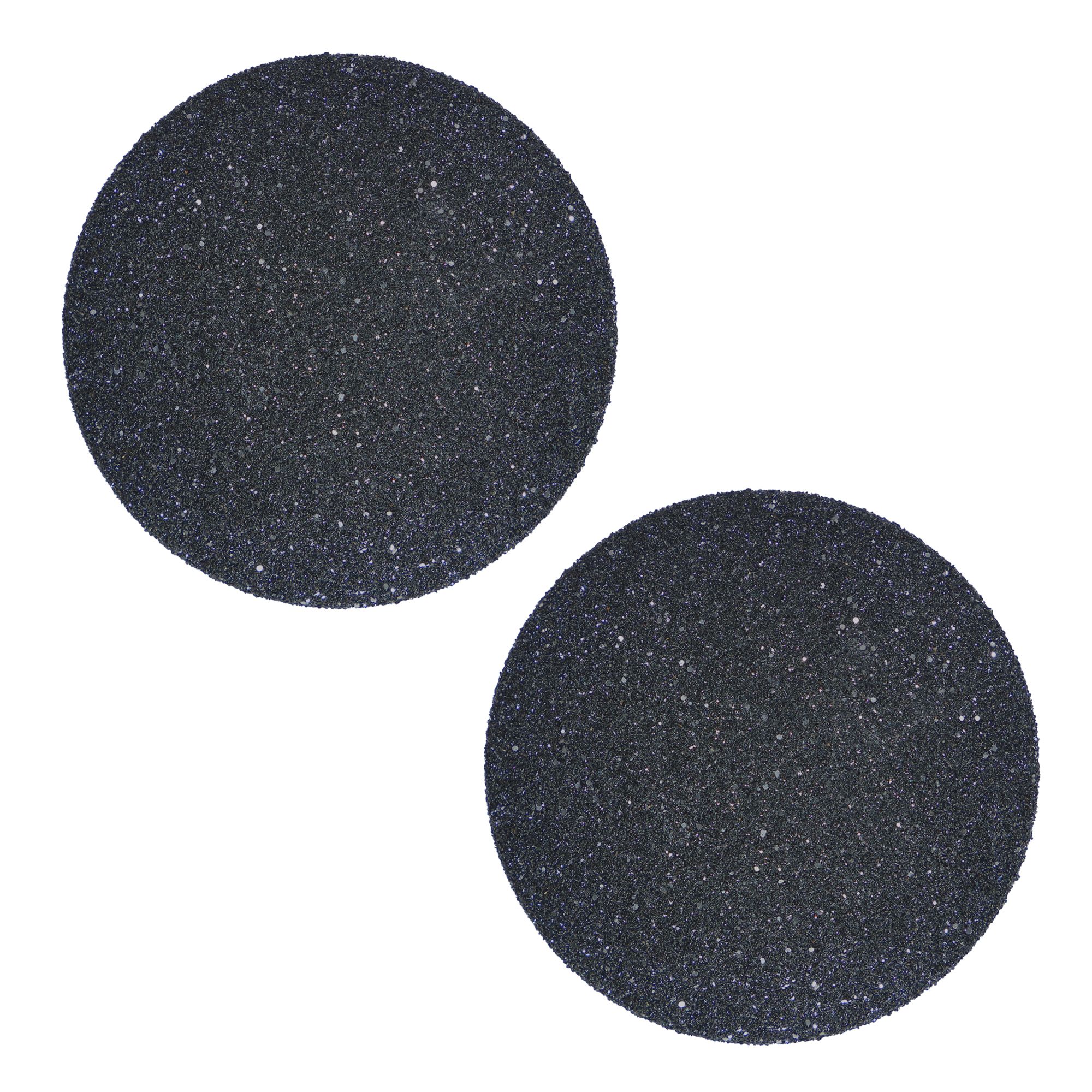 Zwei runde, schwarze Aufsätze mit feiner Körnung. Die Oberfläche ist leicht körnig und dunkelgrau. Auf weißem Hintergrund.