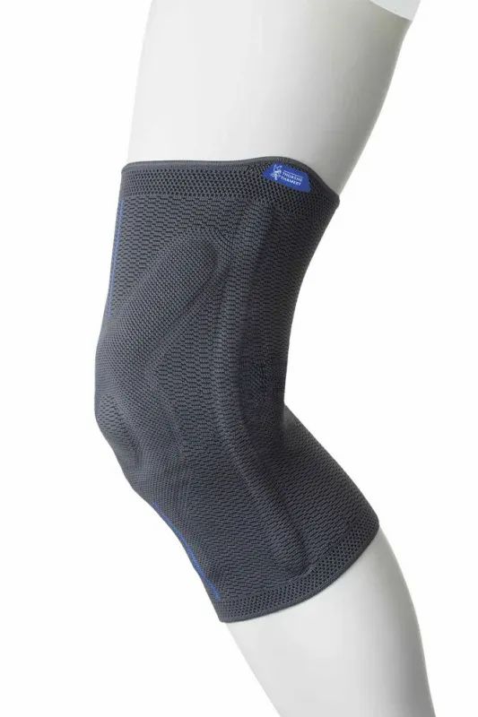 Kniebandage, grau, auf einem Beinmodell. Blaue Akzente und Logo. Gestricktes Material, anatomische Form.