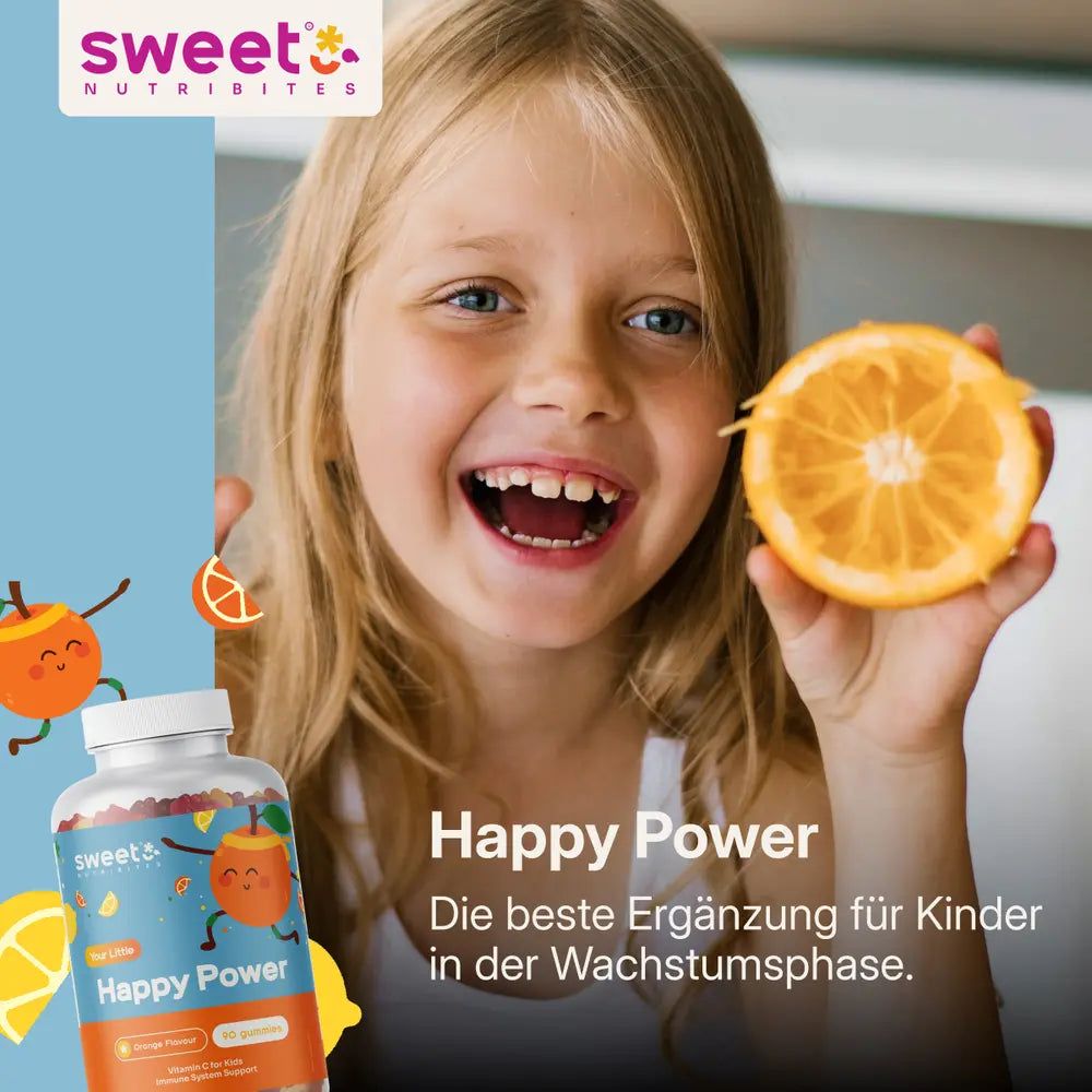 Ein lächelndes Kind hält eine Orangenscheibe. Daneben eine Flasche Sweet Nutribites Happy Power Gummis. Text: Happy Power, die beste Ergänzung für Kinder.