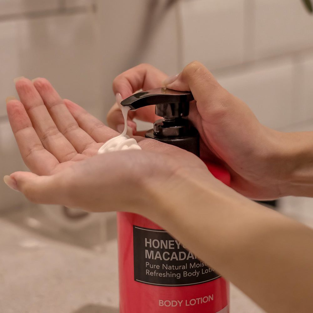 Eine Hand drückt eine Kundal Körperlotion in die andere Hand. Pumpspender mit Lotion.