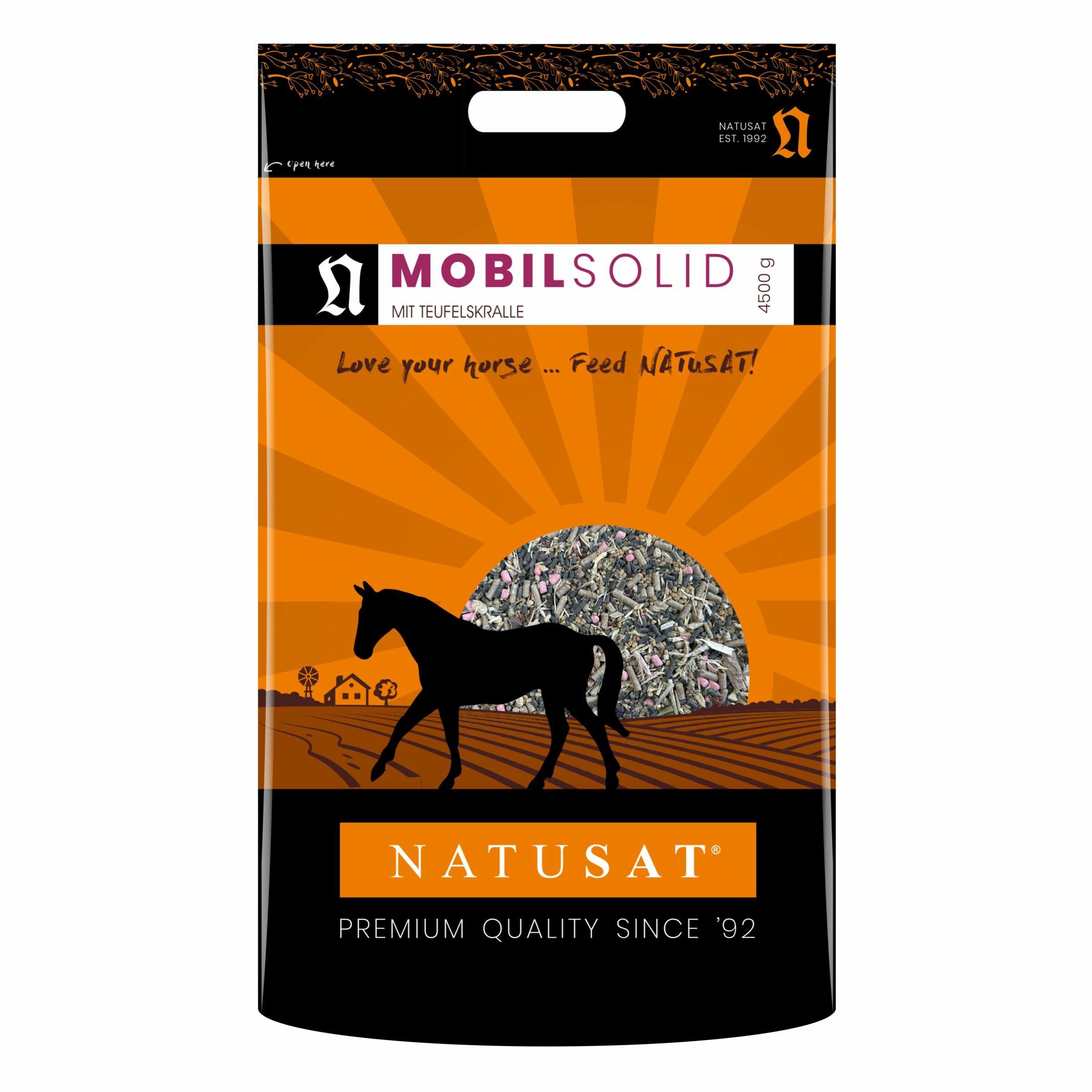 Verpackung von Natusat MobilSolid. Orangefarbener Hintergrund mit Sonnenmotiv und Pferde-Silhouette. Produktname und Logo sichtbar.