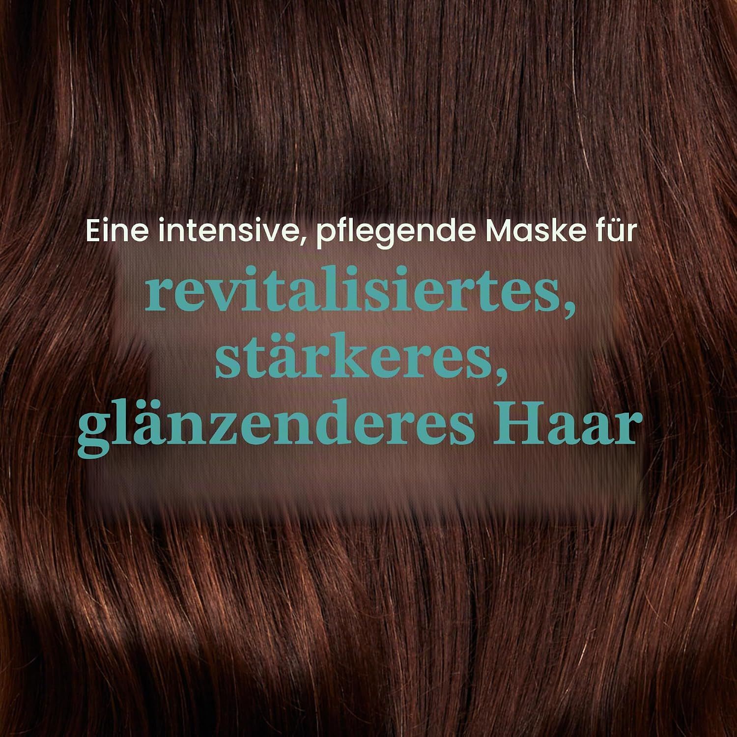 Frau mit langen, braunen Haaren, auf die eine Haarkur aufgetragen wird.