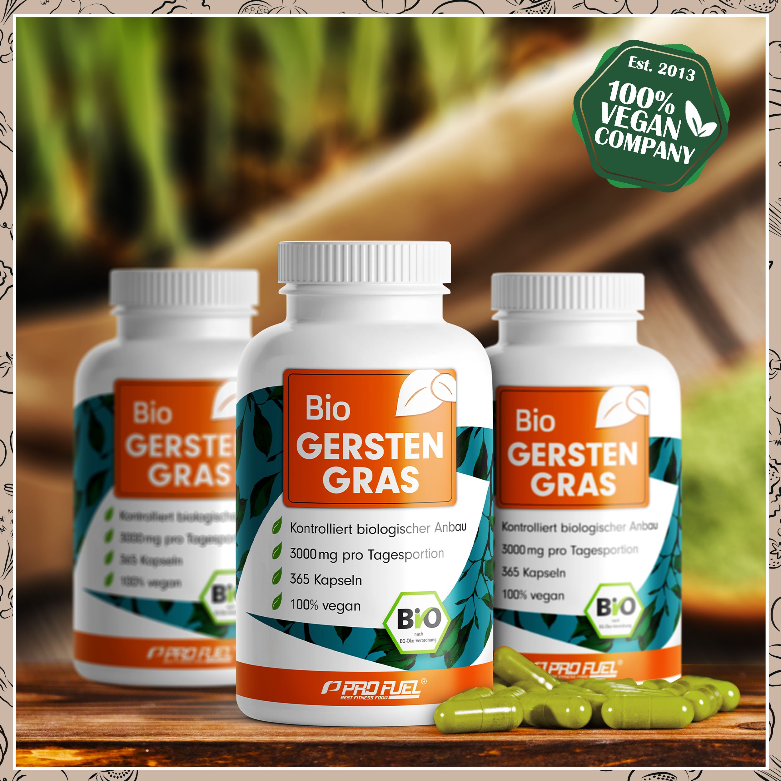 Drei weiße Flaschen Bio Gerstengras Kapseln. Grüne Kapseln liegen daneben. Aufschrift: Bio Gerstengras, 3000 mg pro Tag, 100% vegan.