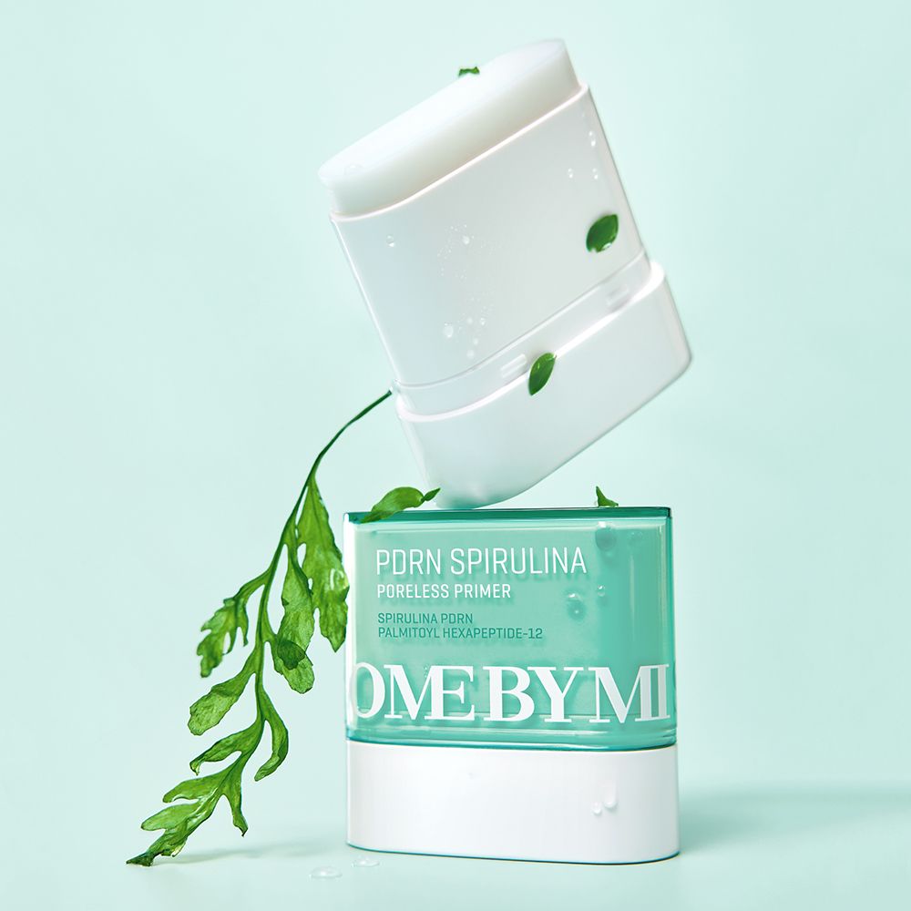 Ein SOME BY MI PDRN Spirulina Poreless Primer-Behälter liegt auf einem anderen, mit Spirulina-Zweigen dekoriert.