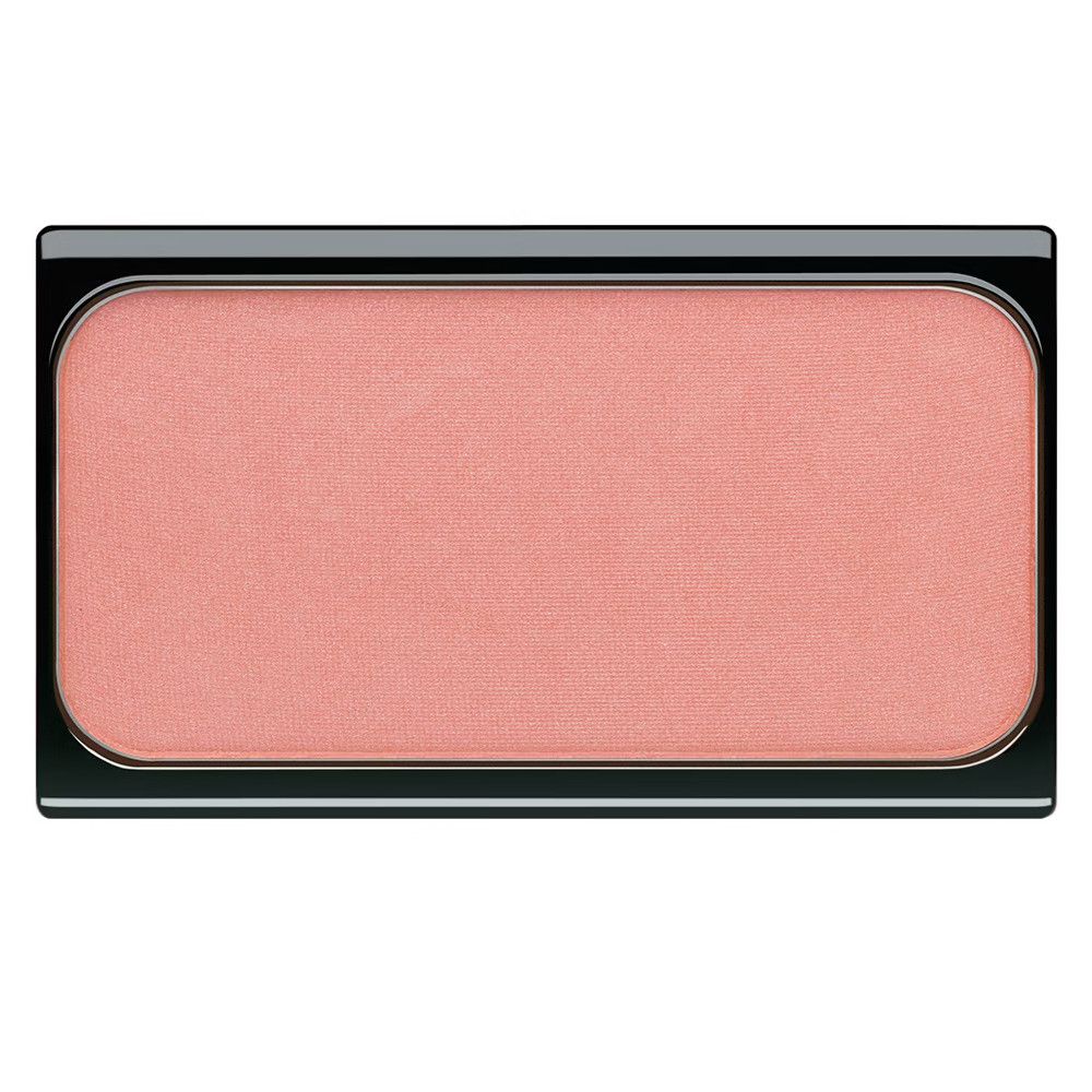 Blush in rechteckiger schwarzer Verpackung. Rosa Farbton. Abgerundete Ecken.