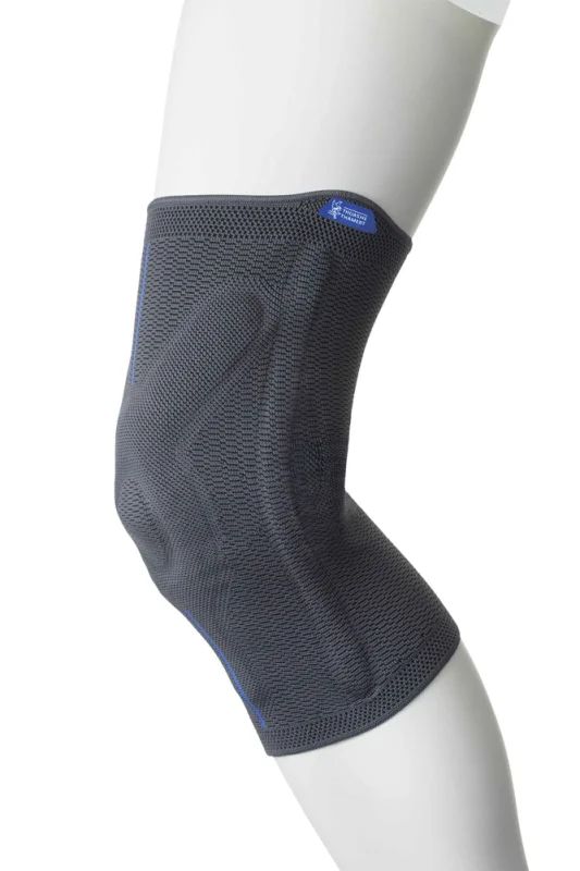 Graue Kniebandage mit blauen Details und Logo. Auf einem Bein platziert. Flexibles Material, anatomische Form.