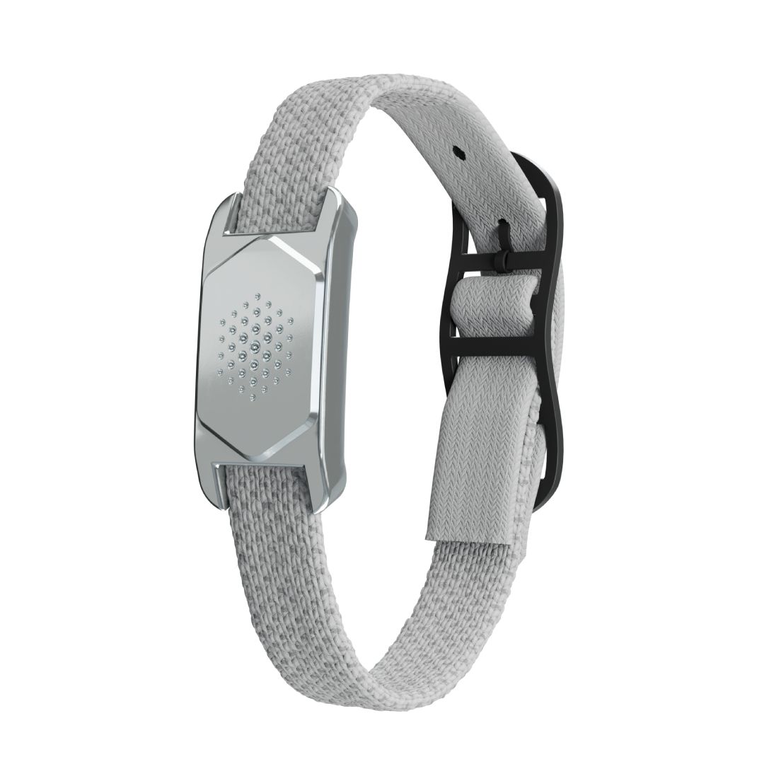 Graues Armband mit silberfarbenem Element. Textilband mit schwarzem Verschluss. Das Element hat eine strukturierte Oberfläche.