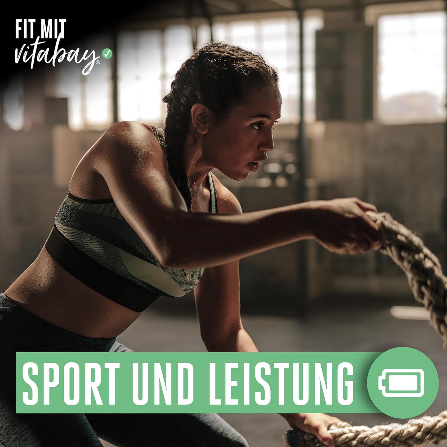 Frau trainiert mit Seilen im Fitnessstudio. Vitabay L-Taurin: Sport und Leistung.