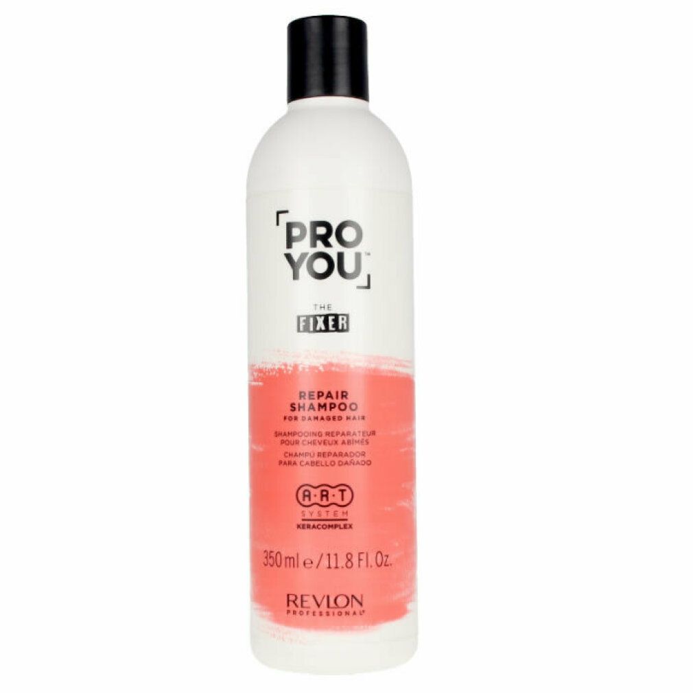 Weiße Flasche mit schwarzem Deckel. Aufschrift: PRO YOU THE FIXER REPAIR SHAMPOO. Rote Farbfläche. Revlon Professional.