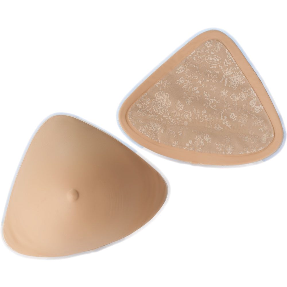 Zwei dreieckige Brustprothesen. Eine zeigt eine beige, blumenmusterartige Oberfläche. Die andere ist glatt und hautfarben.